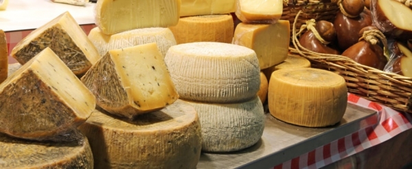 Il formaggio pecorino sardo: un'eccellenza casearia con un carattere deciso